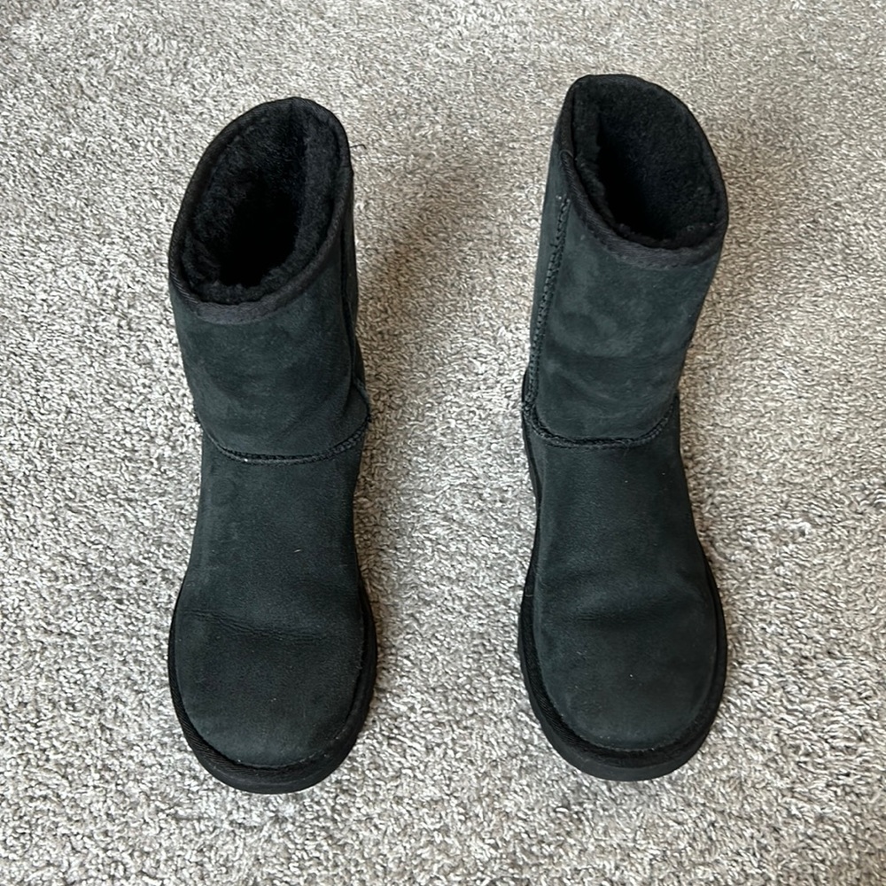 Medium height UGG boots.